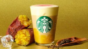 【スタバ】“和の香ばしさ”とふんわりムースの口どけ。『ほうじ茶香る 焼き芋 ムース ティー ラテ』が登場