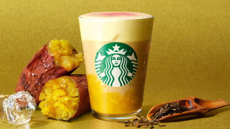 【スタバ】“和の香ばしさ”とふんわりムースの口どけ。『ほうじ茶香る 焼き芋 ムース ティー ラテ』が登場