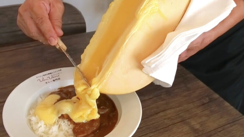 姫路城下で体験！欧風シェフカレー専門店VinVinCURRYが"黄金の溶岩"ラクレットチーズかけカレーを解禁│姫路市