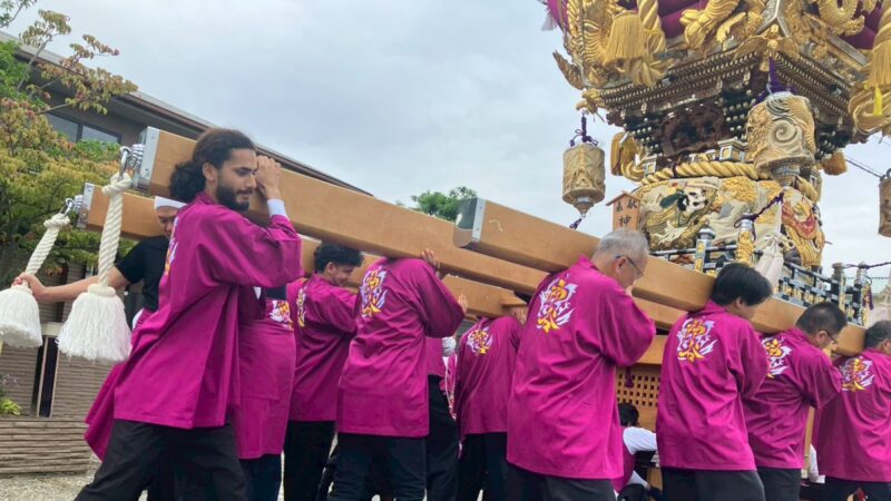 神戸医療未来大学の留学生が地域のお祭りに参加! 熱い想いで屋台を担ぐ