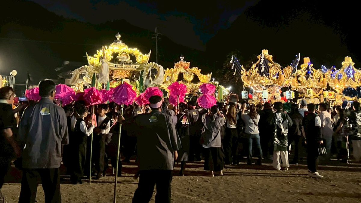 神戸医療未来大学の留学生が地域のお祭りに参加! 熱い想いで屋台を担ぐ