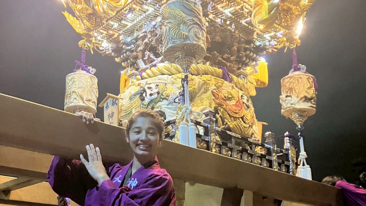 神戸医療未来大学の留学生が地域のお祭りに参加! 熱い想いで屋台を担ぐ