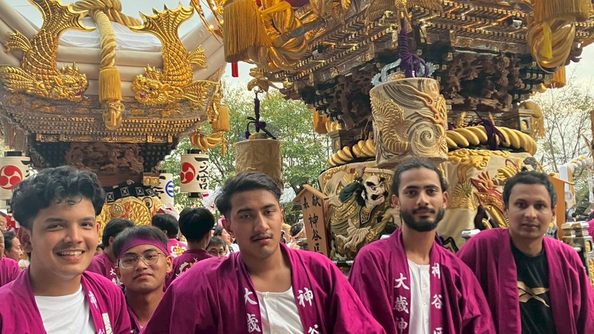 神戸医療未来大学の留学生が地域のお祭りに参加! 熱い想いで屋台を担ぐ