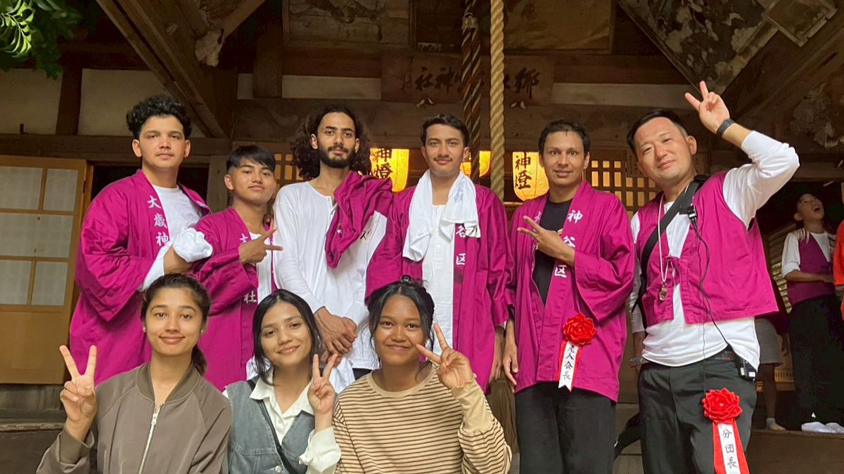 神戸医療未来大学の留学生が地域のお祭りに参加! 熱い想いで屋台を担ぐ