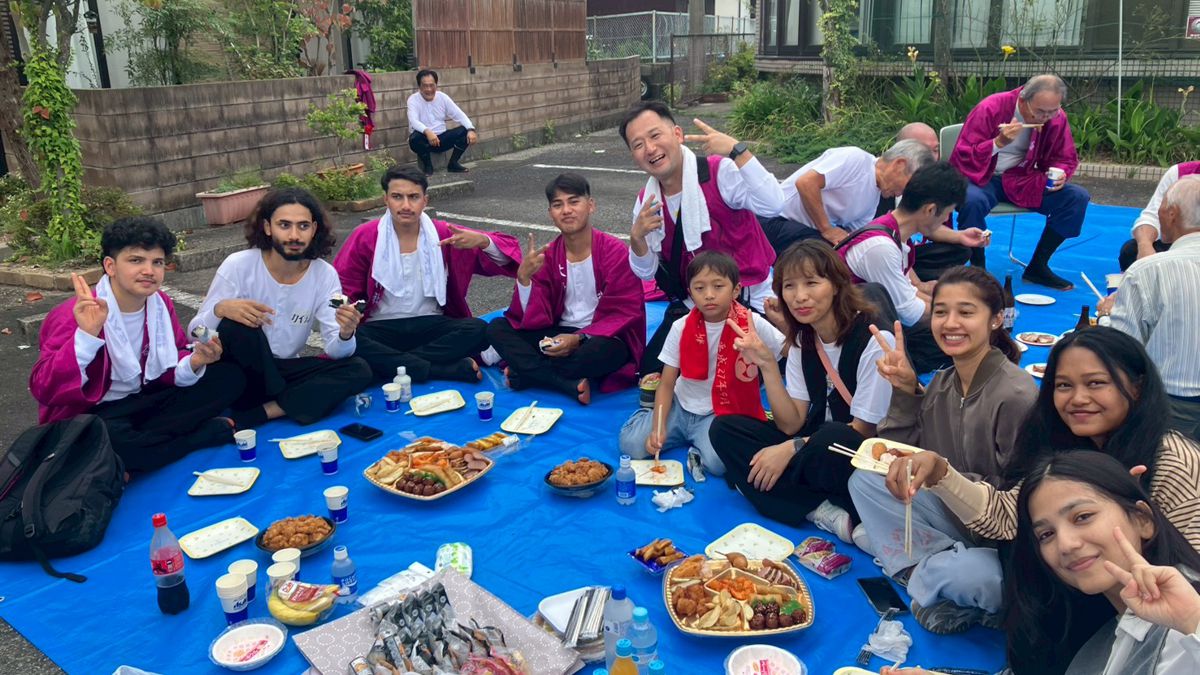神戸医療未来大学の留学生が地域のお祭りに参加! 熱い想いで屋台を担ぐ