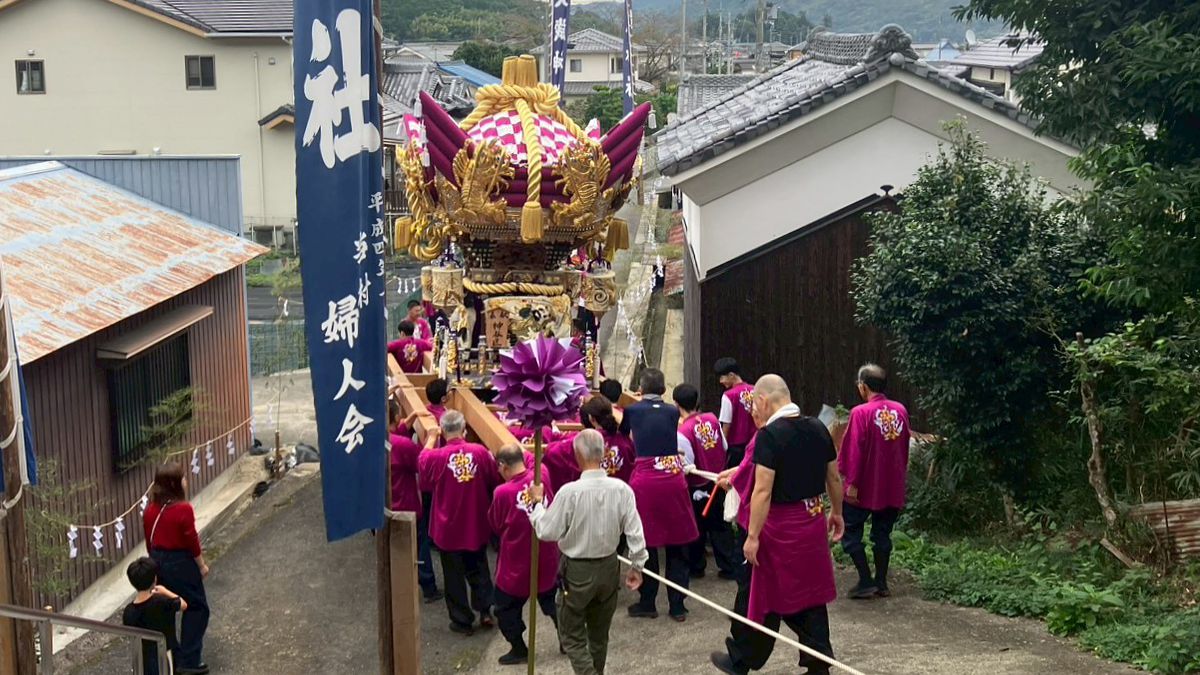 神戸医療未来大学の留学生が地域のお祭りに参加! 熱い想いで屋台を担ぐ