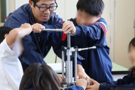 町花ヒマワリの魅力を学ぶ　甘地小学校で搾油体験を実施｜市川町