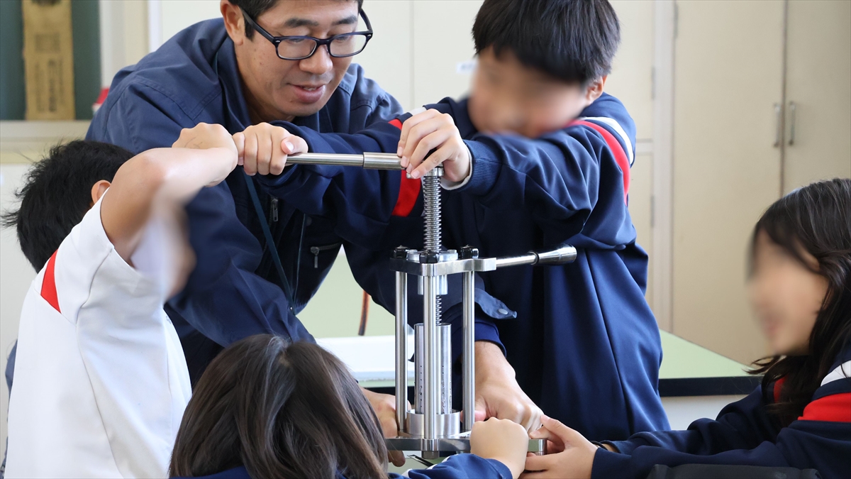 町花ヒマワリの魅力を学ぶ　甘地小学校で搾油体験を実施｜市川町