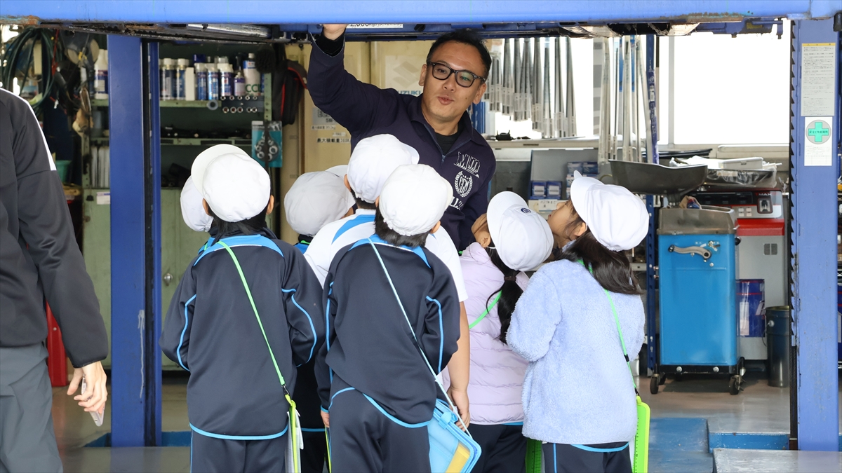 【市川町】川辺小学校の児童が自動車整備の現場へ。マツモト自動車を見学