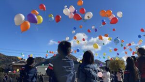 【市川町】冬晴れの空へ願いを乗せて。「いちかわ夢ふうせんプロジェクト」