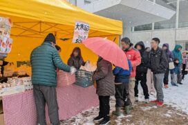 厳しい寒さを吹き飛ばす熱気！「第3回大寒祭」開催。雪の中、名物たまごや恐竜レースで賑わう／市川町
