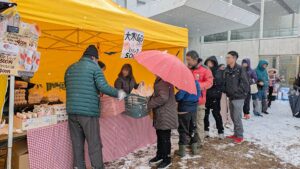 厳しい寒さを吹き飛ばす熱気！「第3回大寒祭」開催。雪の中、名物たまごや恐竜レースで賑わう／市川町