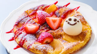 大人気アイスとガストが夢のコラボ！『いちごと雪見だいふく』高さ約25㎝のタワーパフェが登場