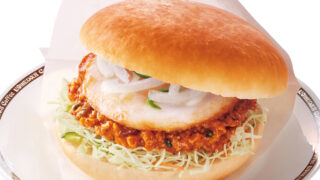 コメダ珈琲店×ドムドムハンバーガーコラボ第２弾！辛旨肉そぼろがクセになる「台湾ミンチのコメドムバーガー」が登場