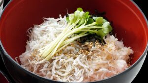 【淡路島】絶景PAの人気No.1メニューが進化！「釜揚げしらす丼」がブランド卵でさらに贅沢にリニューアル