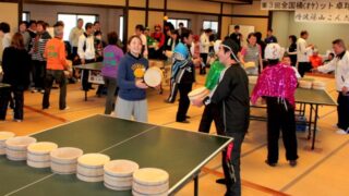 ラケットは風呂桶！？丹波篠山発祥の「桶ット卓球」。２月には世界大会も開催