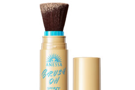 アネッサのブラシ一体型パウダーでメイクの上から手軽にUVカット効果をプラス