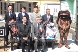 150年の歴史を背負う、芸術的な妖怪ベンチ「河童駒引」お披露目。福崎町に23基目の妖怪ベンチ登場