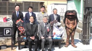150年の歴史を背負う、芸術的な妖怪ベンチ「河童駒引」お披露目。福崎町に23基目の妖怪ベンチ登場