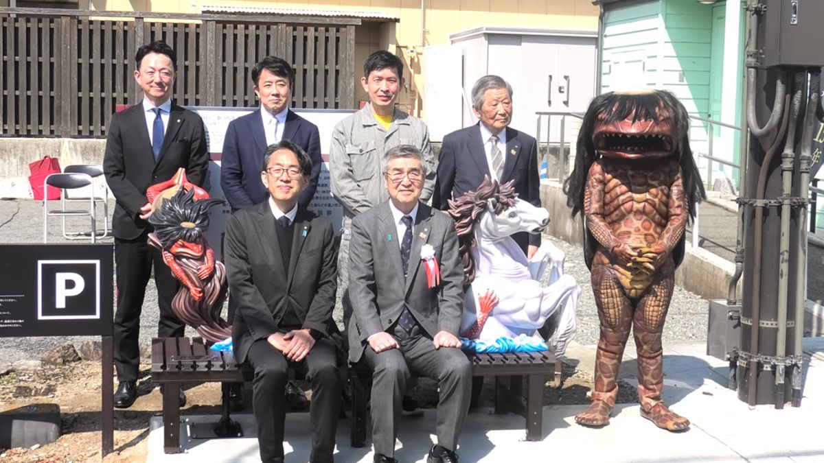 150年の歴史を背負う、芸術的な妖怪ベンチ「河童駒引」お披露目。福崎町に23基目の妖怪ベンチ登場