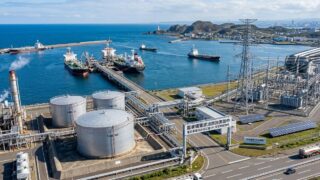 日本のエネルギーが動く。原油の「緊急放出」と「電気の法律改正」が私たちの暮らしに届ける安心とは？