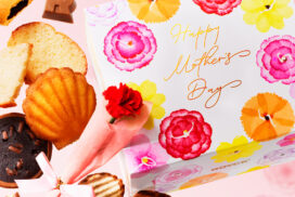 ロイズのLINEギフトに母の日限定セットが登場。カーネーション＆限定スリーブ付き