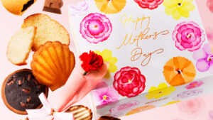 ロイズのLINEギフトに母の日限定セットが登場。カーネーション＆限定スリーブ付き