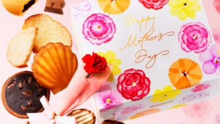 ロイズのLINEギフトに母の日限定セットが登場。カーネーション＆限定スリーブ付き