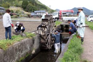 ギィー、ギィー。神河町新野に「初夏の音」現役の水車が今年も設置