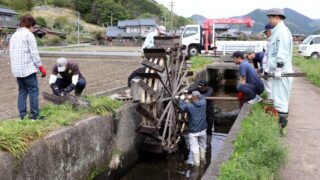 ギィー、ギィー。神河町新野に「初夏の音」現役の水車が今年も設置
