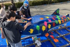 【姫路】鉄のジンベイザメが繋ぐ地域の絆。三和エンジニアリングと八木小学校が挑む「ものづくり教育」の新しい形