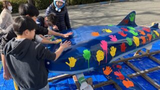 【姫路】鉄のジンベイザメが繋ぐ地域の絆。三和エンジニアリングと八木小学校が挑む「ものづくり教育」の新しい形