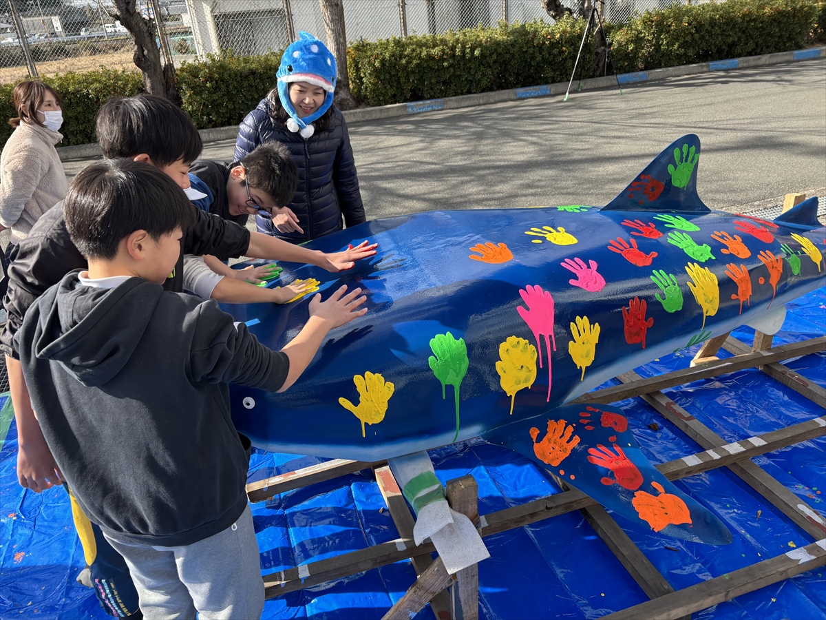 【姫路】鉄のジンベイザメが繋ぐ地域の絆。三和エンジニアリングと八木小学校が挑む「ものづくり教育」の新しい形