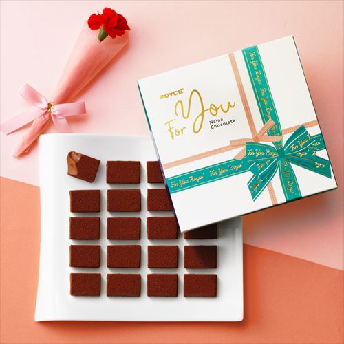 ロイズのLINEギフトに母の日限定セットが登場。カーネーション＆限定スリーブ付き