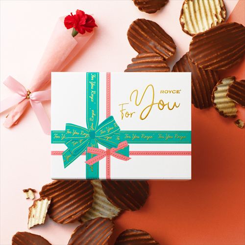 ロイズのLINEギフトに母の日限定セットが登場。カーネーション＆限定スリーブ付き