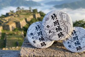 【朝来市】夏の竹田城跡で極上の朝活！限定「縄張図缶バッチ」プレゼント開始！歴史ファン垂涎の限定ノベルティ