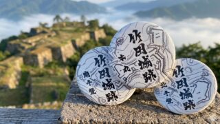 【朝来市】夏の竹田城跡で極上の朝活！限定「縄張図缶バッチ」プレゼント開始！歴史ファン垂涎の限定ノベルティ