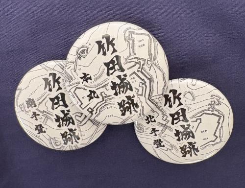【朝来市】夏の竹田城跡で極上の朝活!限定「縄張図缶バッチ」プレゼント開始!歴史ファン垂涎の限定ノベルティ