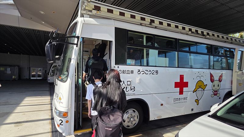 若者の献血離れに“デザイン”で挑む。神戸電子専門学校の学生企画が県内6献血ルームで社会実装