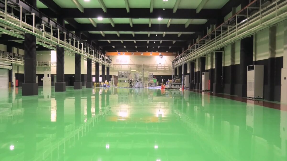【福崎町】工場の中に青空!?福伸電機の最新「7号棟」に潜入!次世代EV事業の生産ラインを構築、地域の新規雇用創出へ