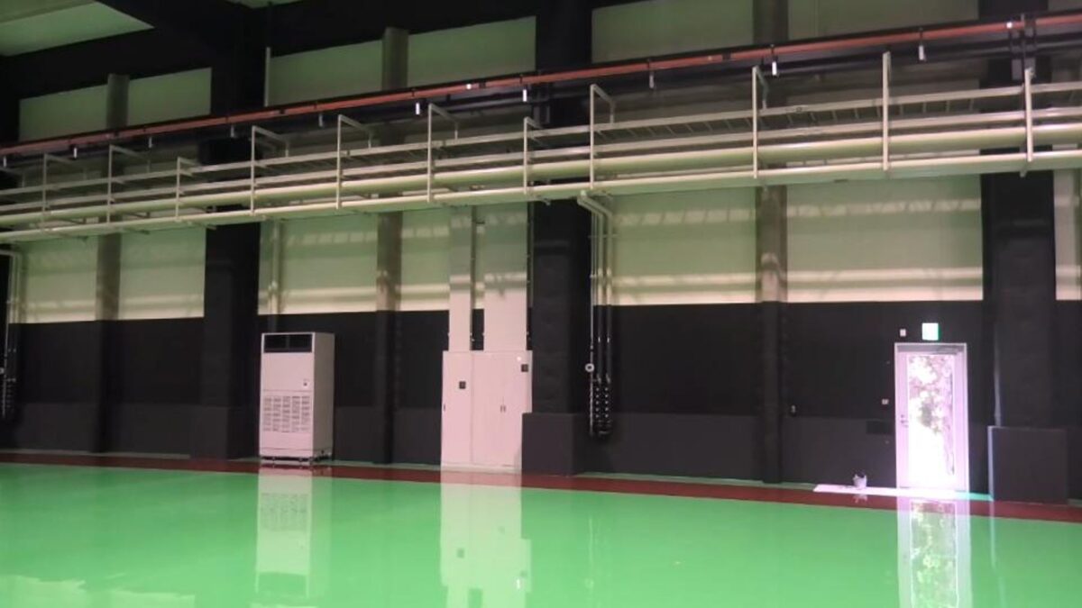 【福崎町】工場の中に青空!?福伸電機の最新「7号棟」に潜入!次世代EV事業の生産ラインを構築、地域の新規雇用創出へ