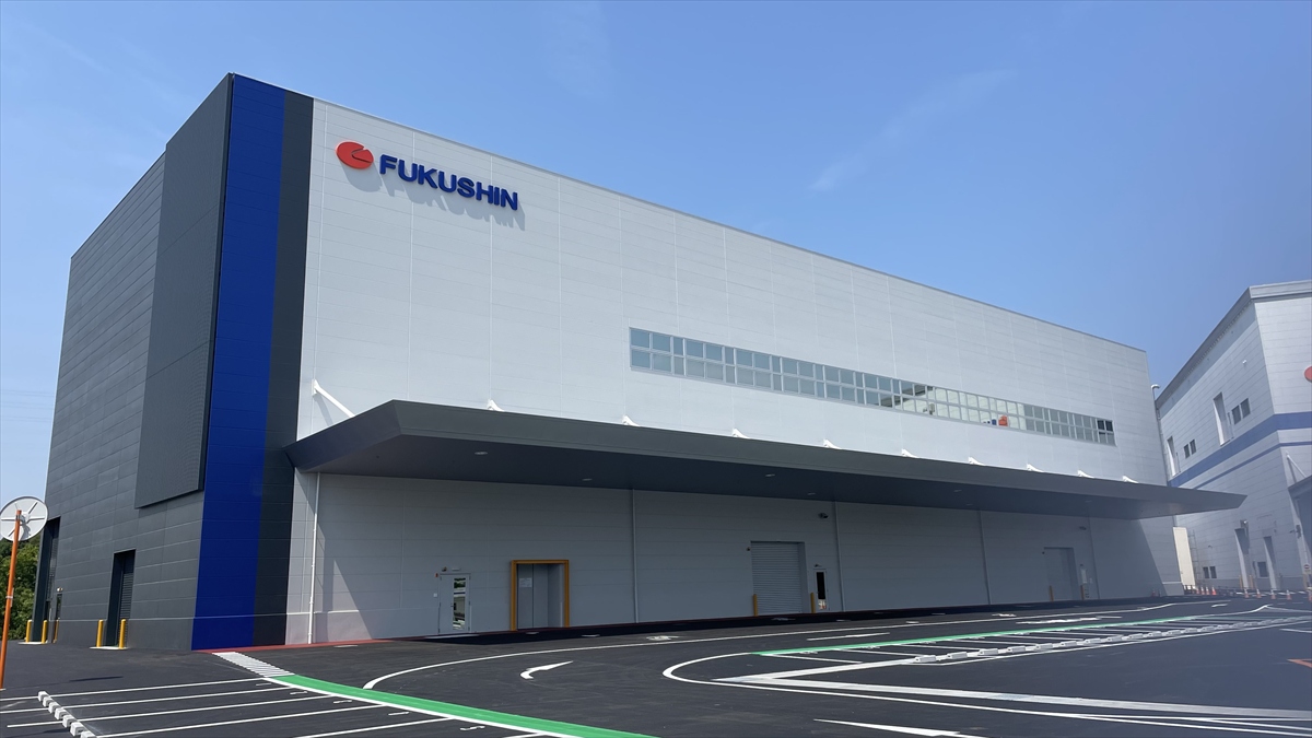 【福崎町】工場の中に青空!?福伸電機の最新「7号棟」に潜入!次世代EV事業の生産ラインを構築、地域の新規雇用創出へ