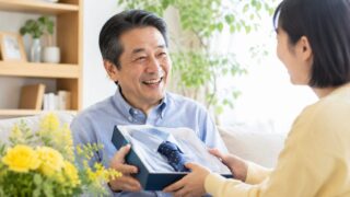 父の日、みんな何を贈ってる？プレゼントの定番と予算を調査